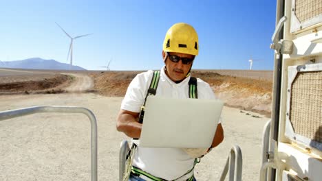 Ingeniero-Masculino-Usando-Laptop-En-El-Parque-Eólico-4k