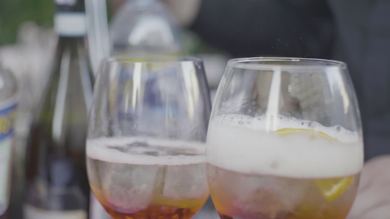 cócteles y bebidas en una fiesta