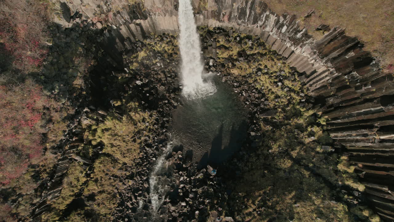 extracción a vista de pájaro sobre los acantilados de basalto alrededor de la cascada svartifoss, islandia