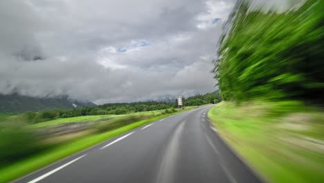 un paseo por la carretera estrecha en noruega