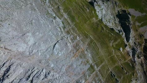 la vista de un avión no tripulado revela los paisajes serenos de los picos de europa