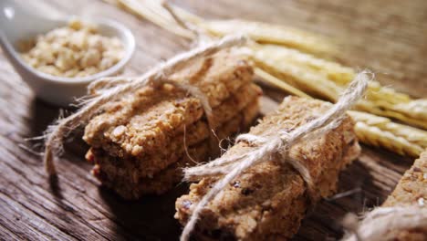 barras de granola atadas con cuerda y granos en una cuchara 4k