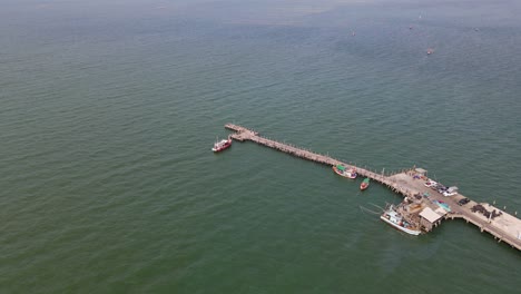 Imágenes-Aéreas-Que-Revelan-El-Muelle-De-Pesca-De-Pattaya-Con-Barcos-De-Pesca-Y-Vehículos-En-El-Muelle,-Chonburi,-Tailandia