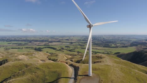 fliegen sie in eine große 3-blatt-turbine mit absteigendem flug