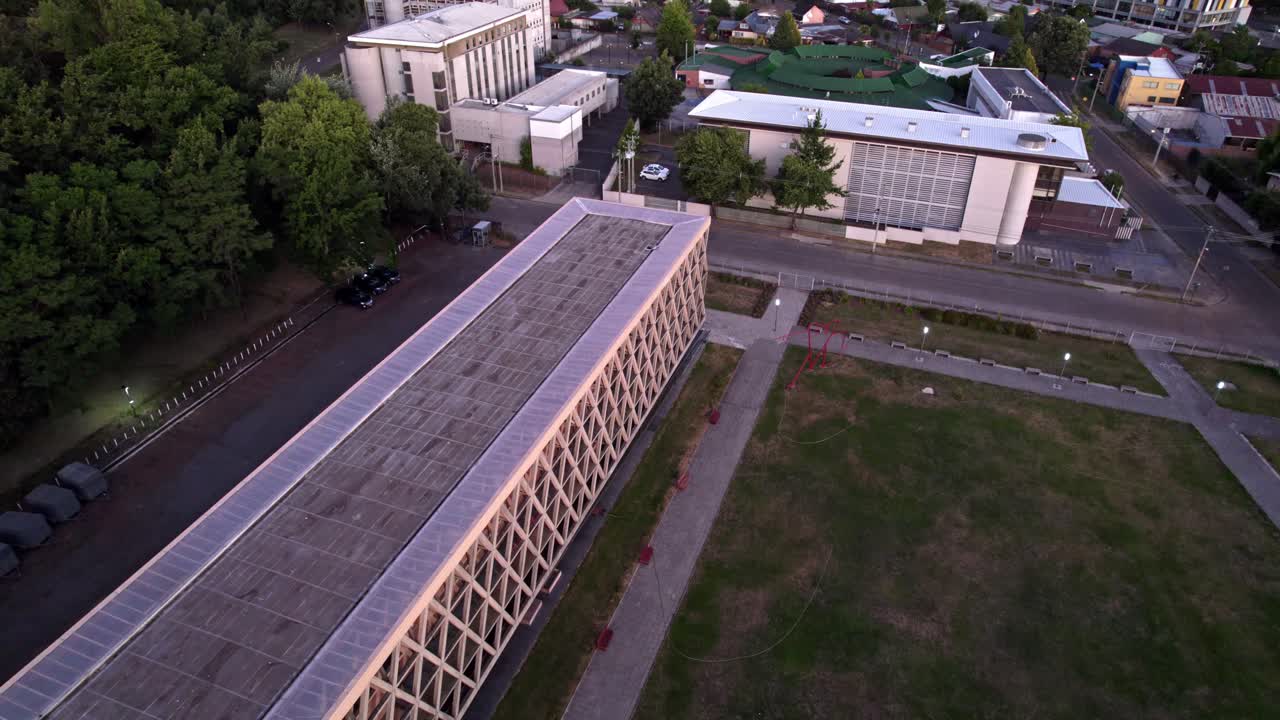 boom up vista aerea del pabellón chile, con diseño de rombos en madera, temuco