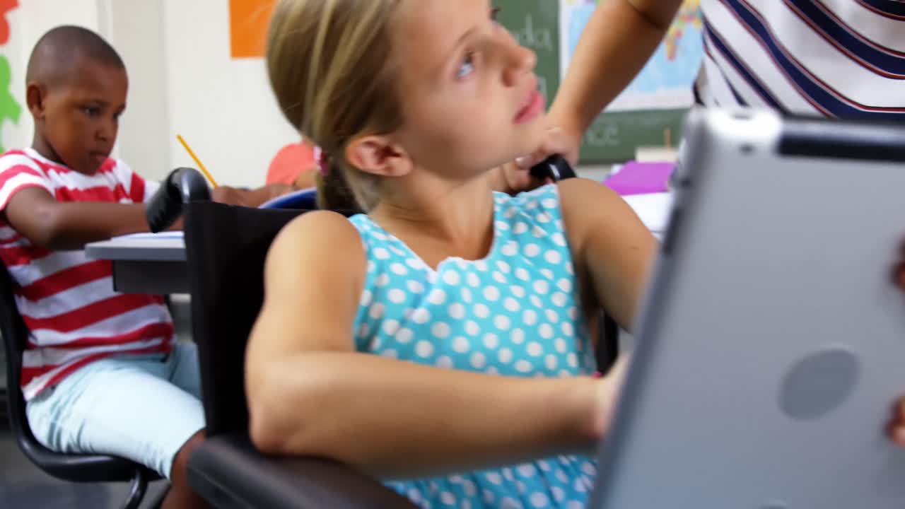 Alunni che legano l'insegnante con una corda in classe