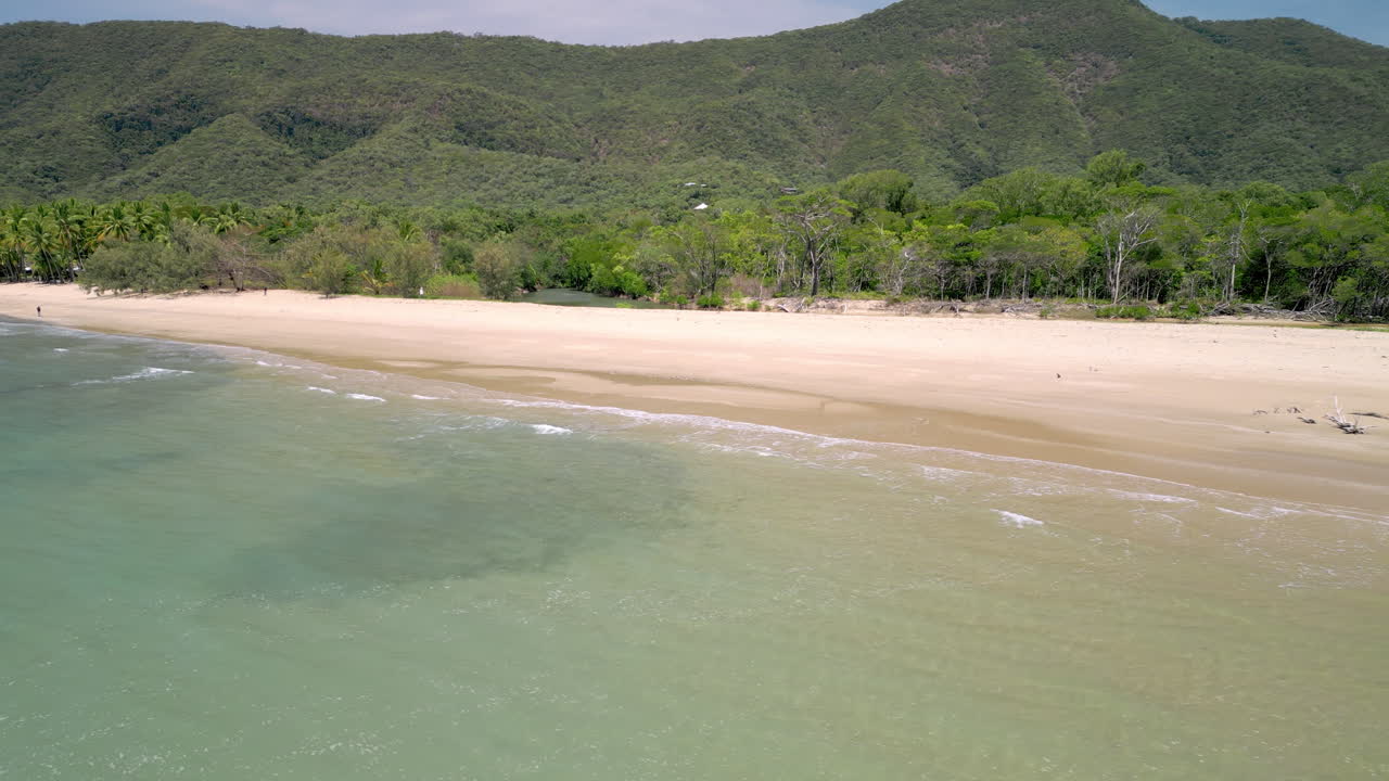 aerial del paraíso tropical en el extremo norte de queensland, australia