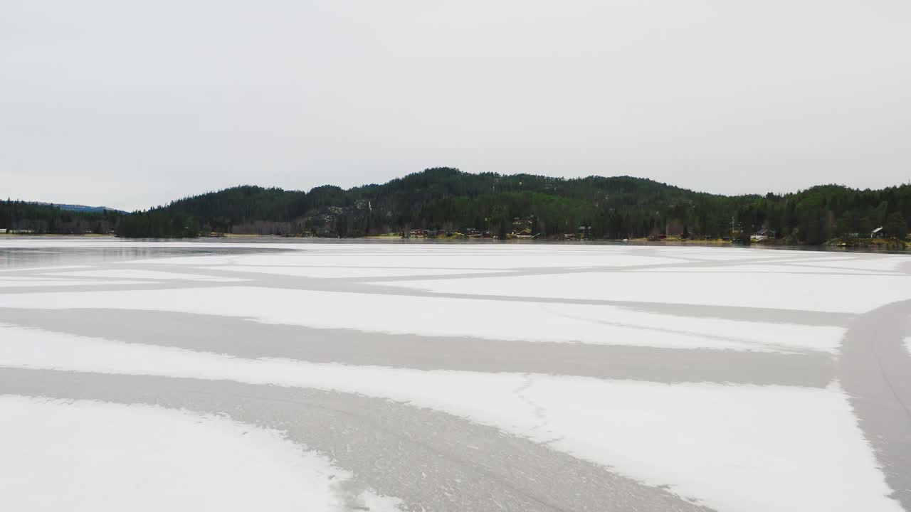 ледяное озеро зимой с кусками льда на поверхности воды в норвегии