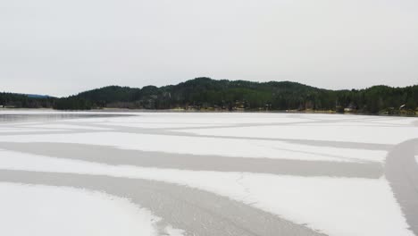 Lago-Helado-En-Invierno-Con-Trozos-De-Hielo-En-La-Superficie-Del-Agua-En-Noruega