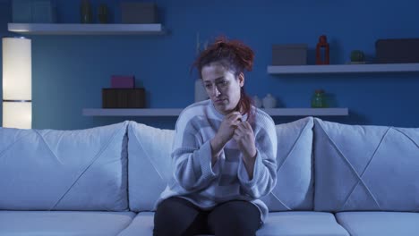 una mujer triste y nerviosa.