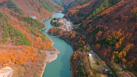 experimenta la tranquila belleza de un río japonés que serpentea a través de un impresionante paisaje de otoño.