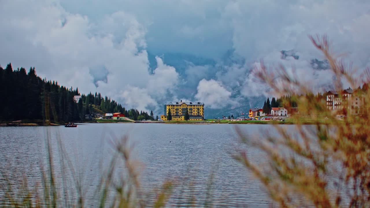 이탈리아 도로미티 산맥에 있는 미루리나 호수의 타임 스 (timelapse of lake misurina in the dolomites, italy with the misurina hospital in the background in summer)
