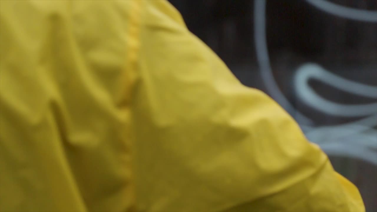 artista de graffiti en el trabajo