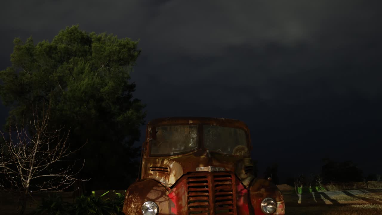 어두운 구름이 가득한 하늘 아래의 오래된 트럭