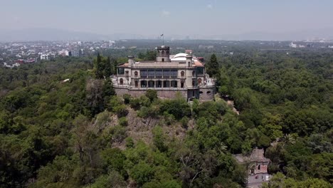una vista aérea del castillo de chapultepec durante el día
