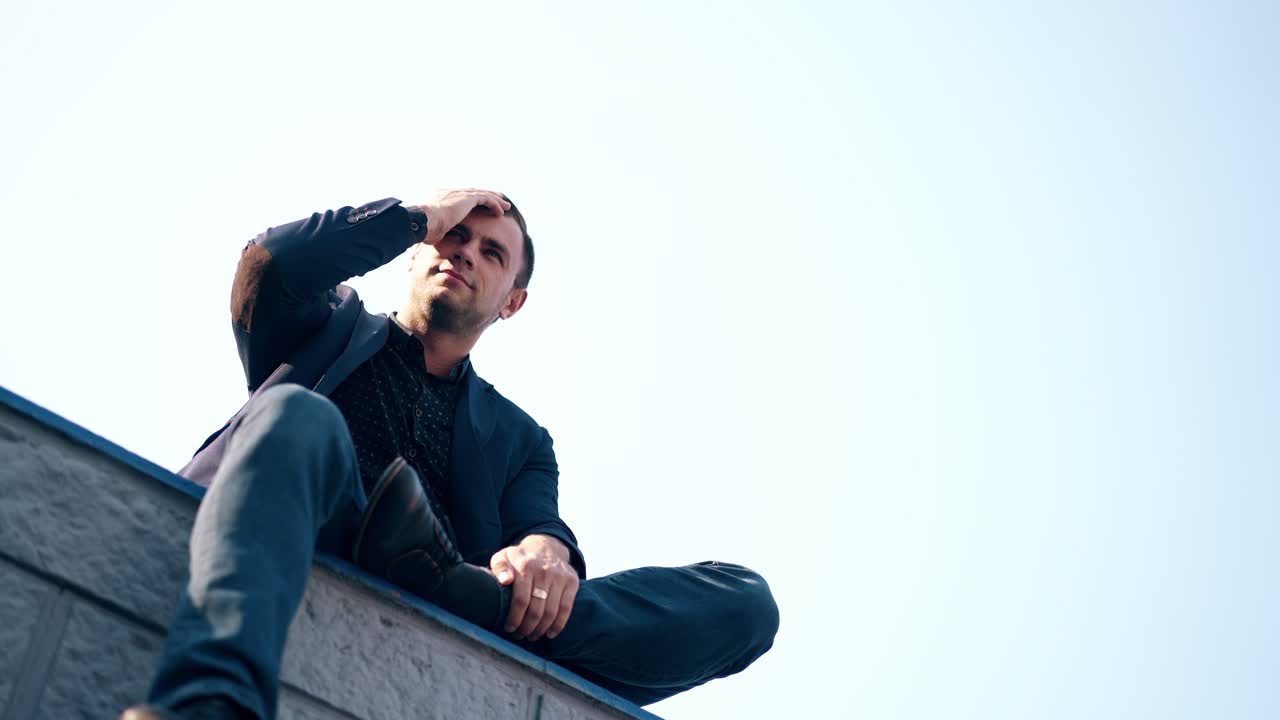 scatto ad angolo basso giovane uomo in abito mano fissa capelli neri