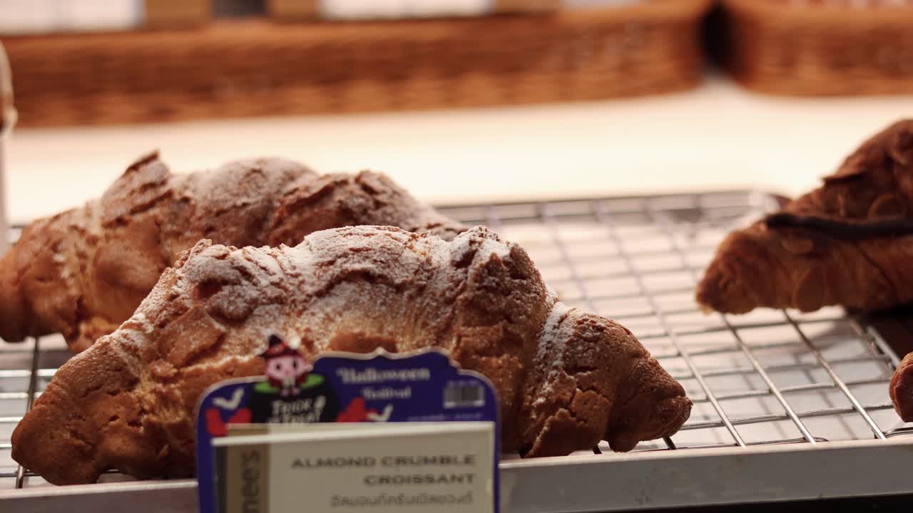 베이커리 디스플레이 에 전시 된 크루아산 과 롤