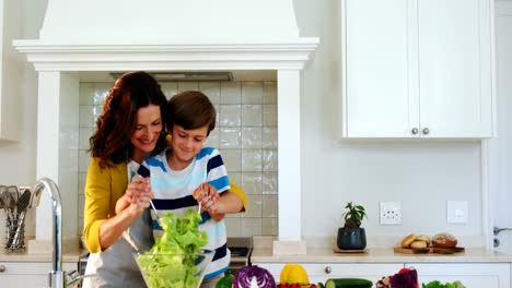 Madre-E-Hijo-Mezclando-La-Ensalada-En-La-Cocina