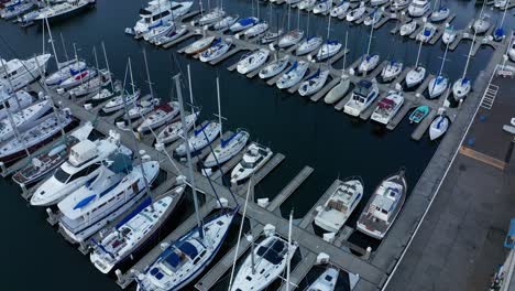 veleros en el puerto deportivo en un soleado día parcialmente nublado