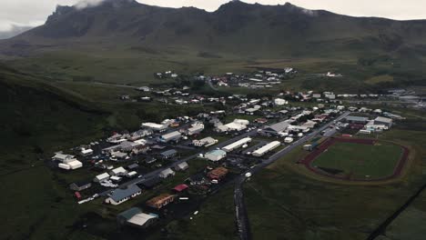 ciudad aérea vik, casas y montañas verdes y cubiertas de hierba en un día nublado de mal humor, islandia