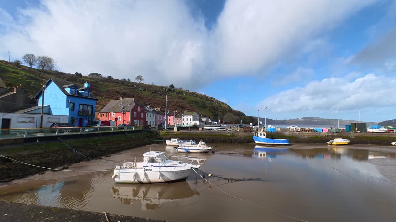 Passage in Ost-Waterford, Irland: Ruhiges, traditionelles irisches Fischerdorf an einem hellen Frühlingstag – epische Lage.