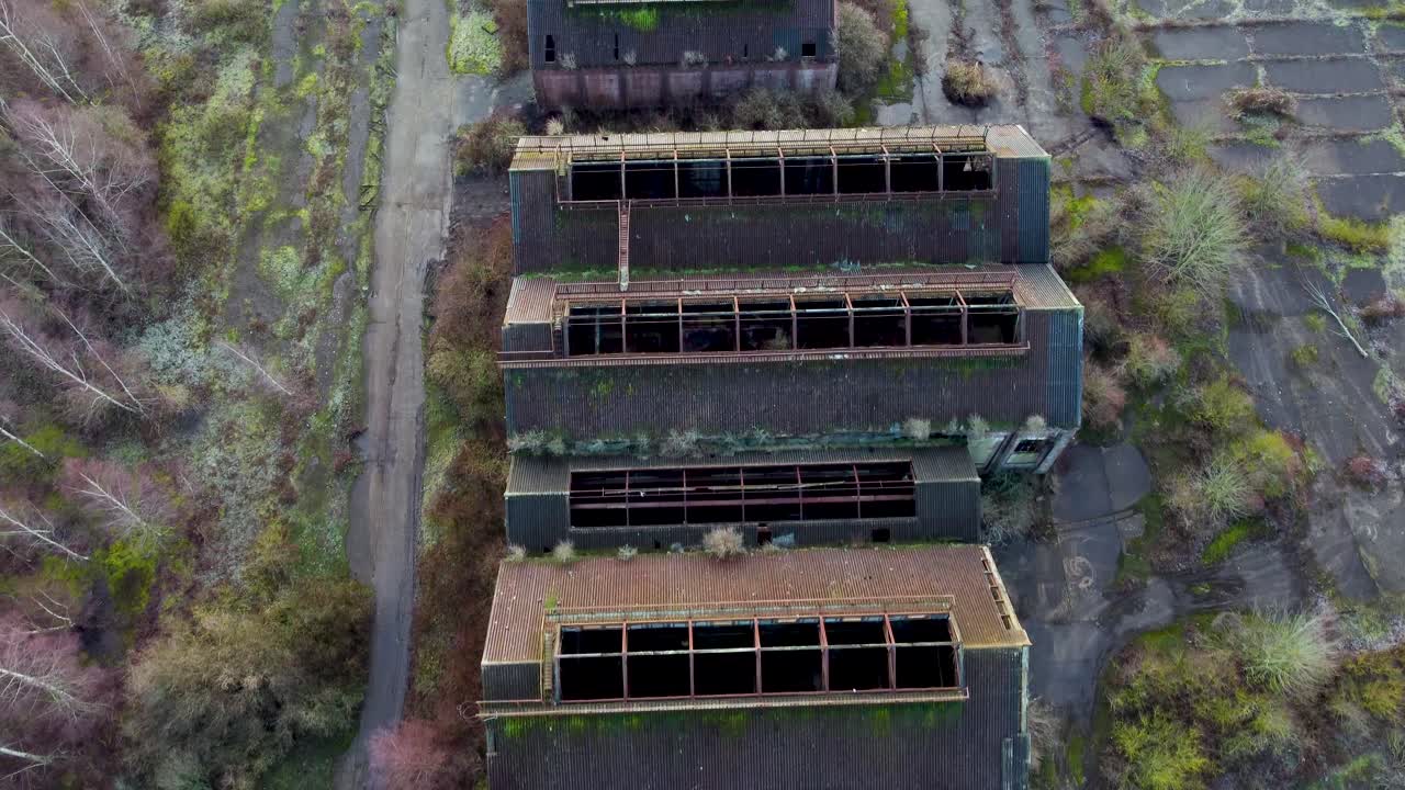 imágenes de drones aéreos de una mina de carbón abandonada en nevadas en kent, inglaterra