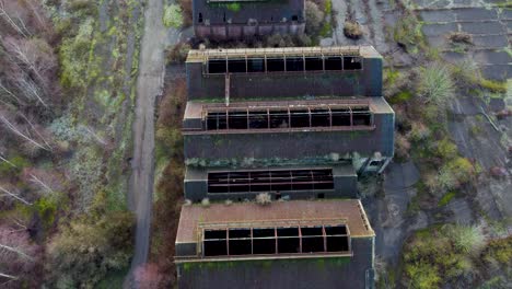 Imágenes-De-Drones-Aéreos-De-Una-Mina-De-Carbón-Abandonada-En-Nevadas-En-Kent,-Inglaterra