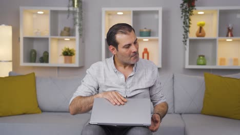 Man-closing-laptop-with-angry-expression.