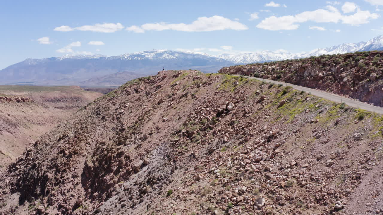 terreno escarpado de la garganta del río owens bajo cielos azules brillantes con distantes montañas cubiertas de nieve