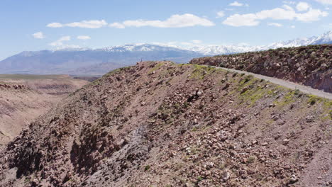 Terreno-Accidentado-De-La-Garganta-Del-Río-Owens-Bajo-Un-Cielo-Azul-Brillante-Con-Montañas-Nevadas-Distantes