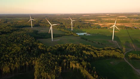 vista aérea de la granja de molinos de viento para la producción de energía en un hermoso cielo nublado en las tierras altas