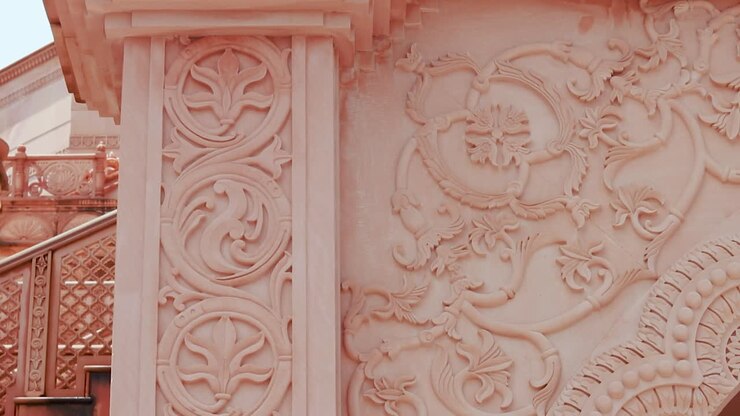 Tempio jain artistico intagliato a mano in pietra rossa al mattino da un'angolazione unica, video girato presso Shri Digamber Jain Gyanoday Tirth Kshetra, Nareli Jain Mandir, Ajmer, Rajasthan, India