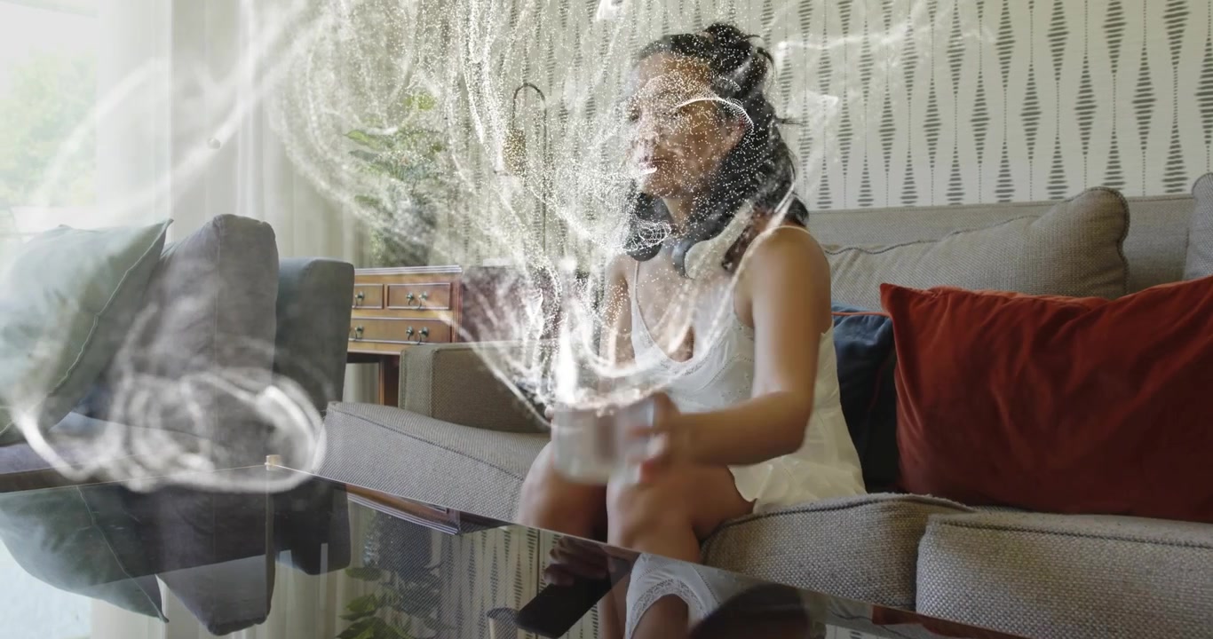 Donna che tocca lo schermo del telefono, avviando un vortice tecnologico intorno al busto, bevendo acqua mentre il vortice si dissolve.