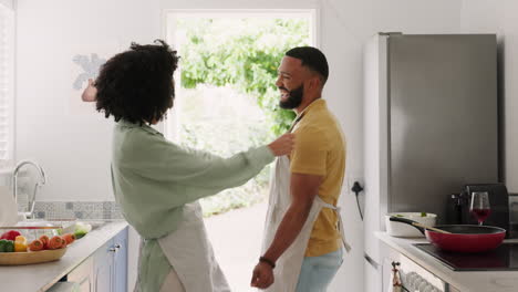 Pareja,-Cocina-Y-Abrazo-De-Un-Matrimonio-Joven