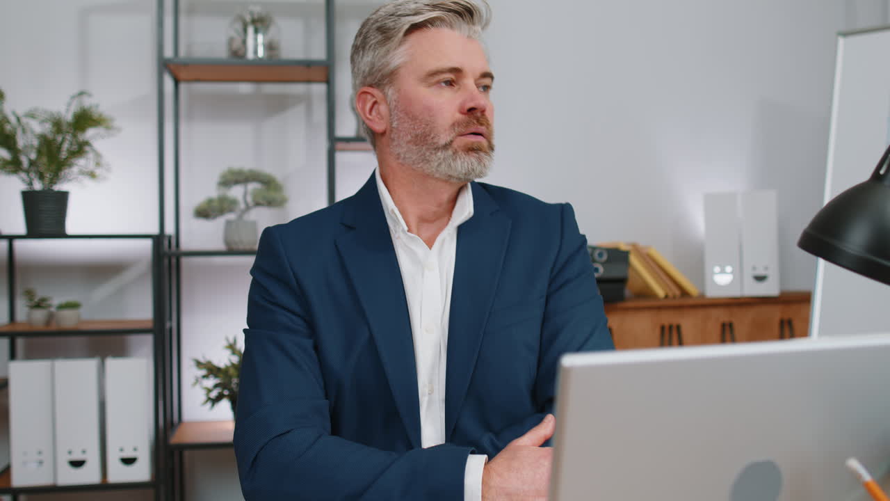 hombre de negocios maduro estresado triste con deudas financieras dinero, pérdida de presupuesto bancarrota, exceso de trabajo