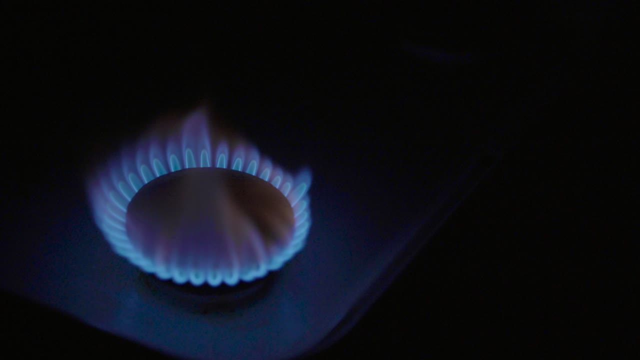 가스 스토브에서 불이 습니다.