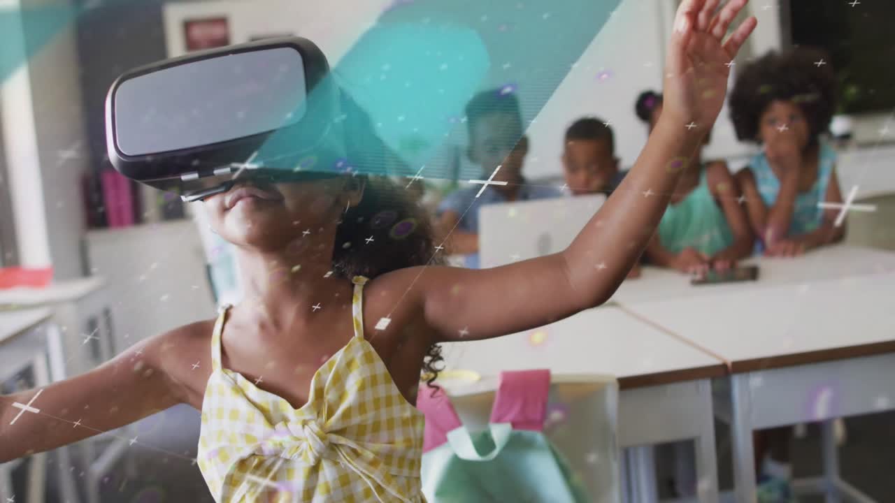 animación del procesamiento de datos sobre una escolar bi-racial feliz usando auriculares vr en una clase diversa