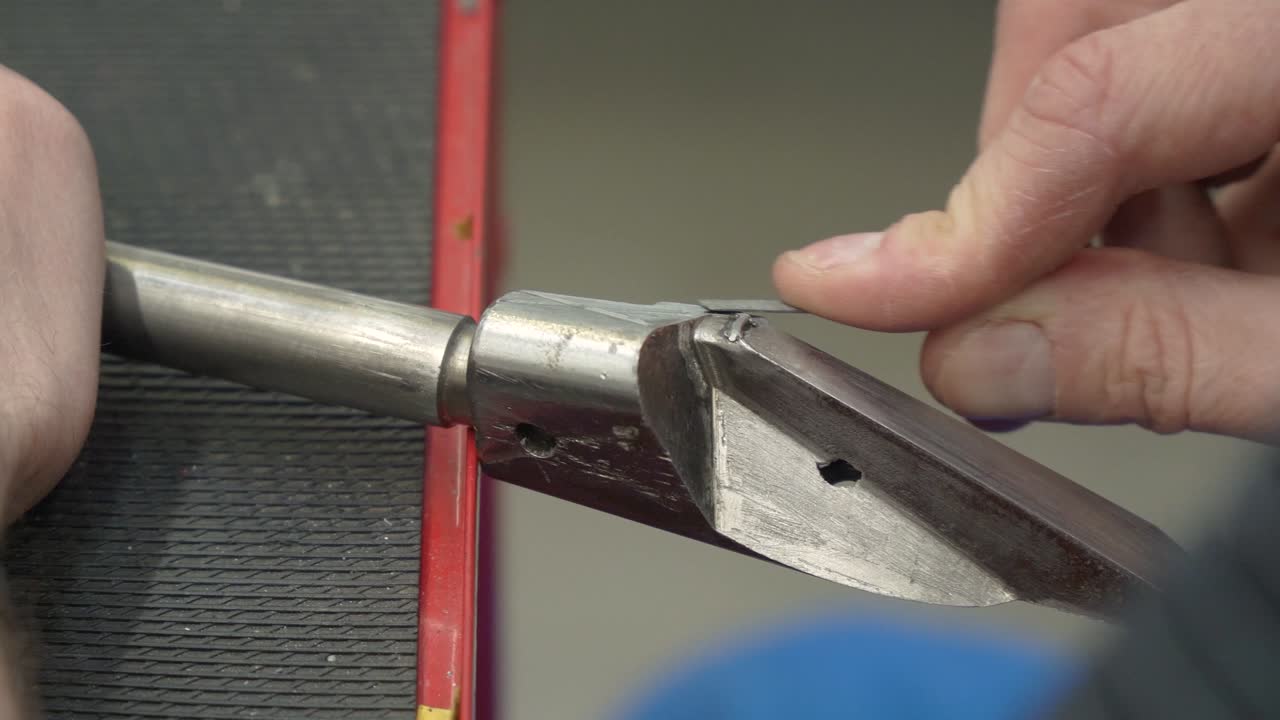 superficies metálicas finamente pulidas utilizando rasper. producción para la industria automotriz.