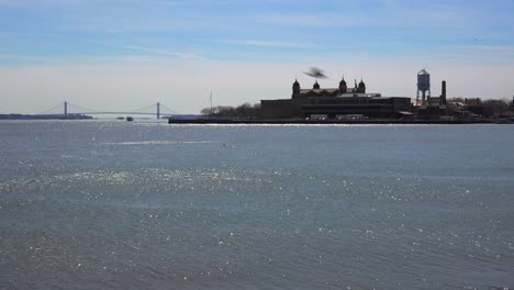 Una-Vista-Lejana-De-La-Isla-De-Ellis-En-El-Puerto-De-Nueva-York