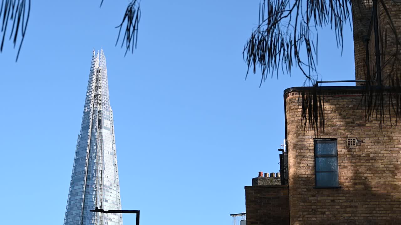 사우스워크 (southwark) 에 있는 발코니와 함께 샤드 (shard) 를 바라보는 장소, 런던, 영국