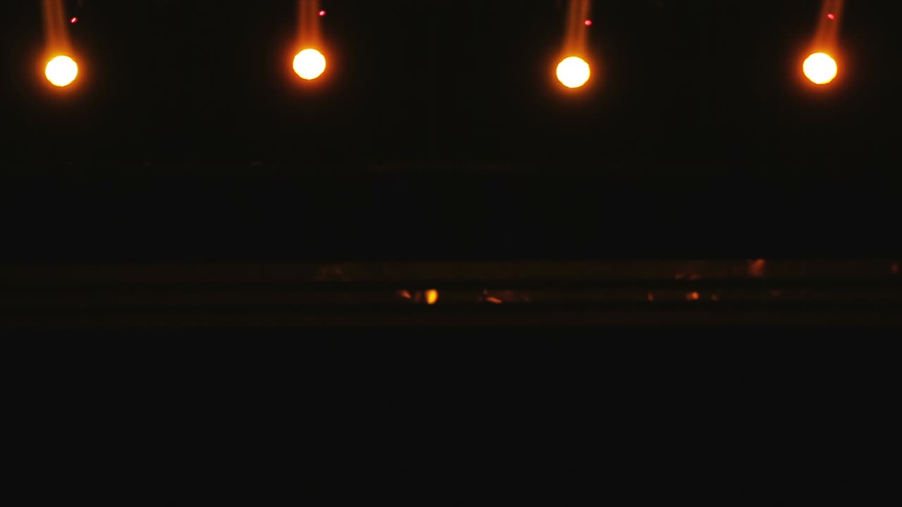 Strålelys på scenedekorationer