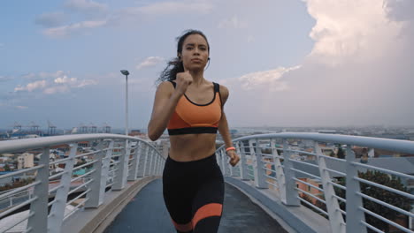 puente de la ciudad, correr y la mujer negra de fitness