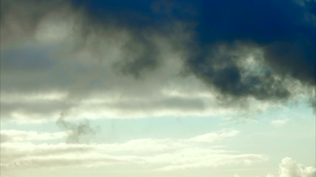 oscuro y dramático área de nubes de tormenta de fondo. lapso de tiempo. tormenta épica nubes tropicales al atardecer. lapse de tiempo 4k uhd.