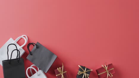 vídeo de bolsas de regalos y cajas de regalos con cinta y espacio de copia sobre fondo rojo