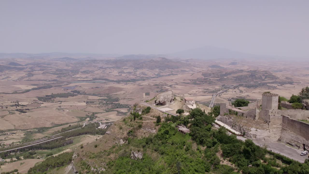 vista aérea de la ciudad de enna en una roca durante el día, sicilia, italia