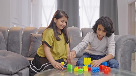 Fröhliche-Indische-Kinder,-Die-Mit-Lego-Spielzeugen-Spielen-Und-Spaß-Haben