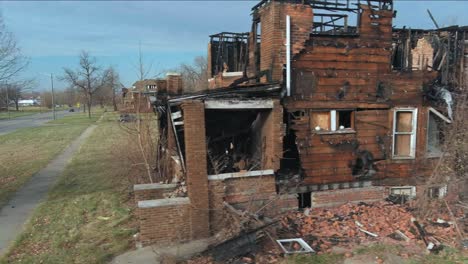 Drone-view-of-dilapidated-house-in-a-Detroit-neighborhood