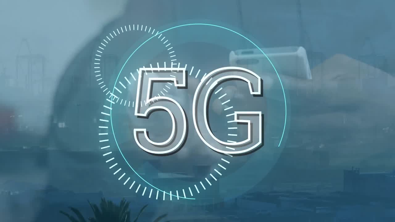 animazione del cerchio di elaborazione e 5g sulle mani di un uomo biraciale che usa uno smartphone