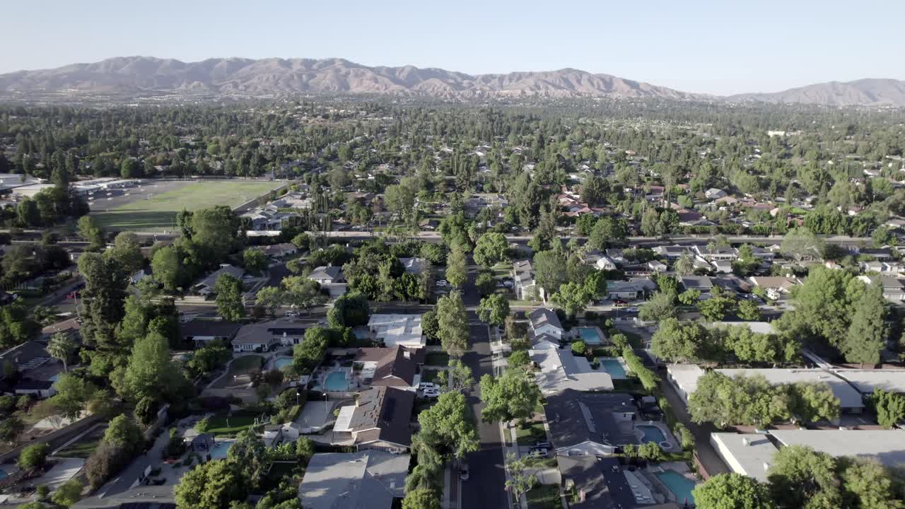 vista lateral aérea, comunidad de viviendas de northridge, con piscina, cielo despejado de montañas a lo lejos