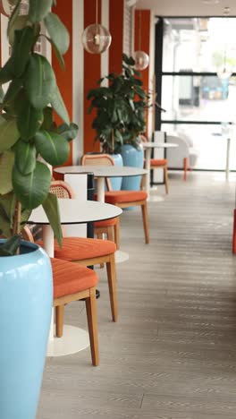 interior moderno de la cafetería con acentos naranjas